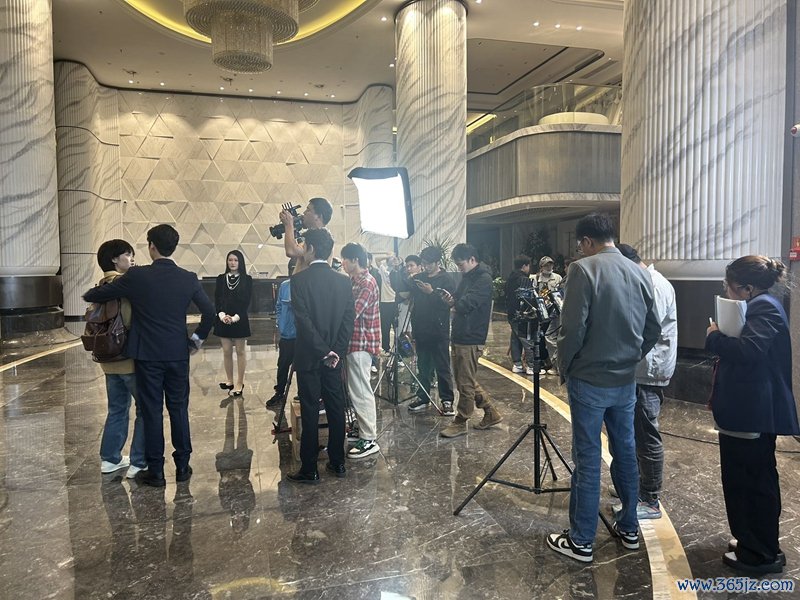 右三为阿坡    摄影/葛怡婷